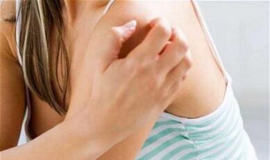 tüdruk kratsib õlgu