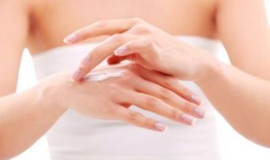 tüdruk määrib käele salvi